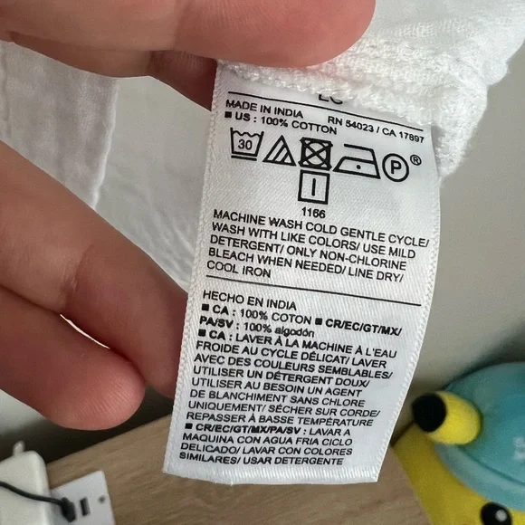 Old Navy Crinkle Gauze Button Down Shirt - Picture 6 of 10